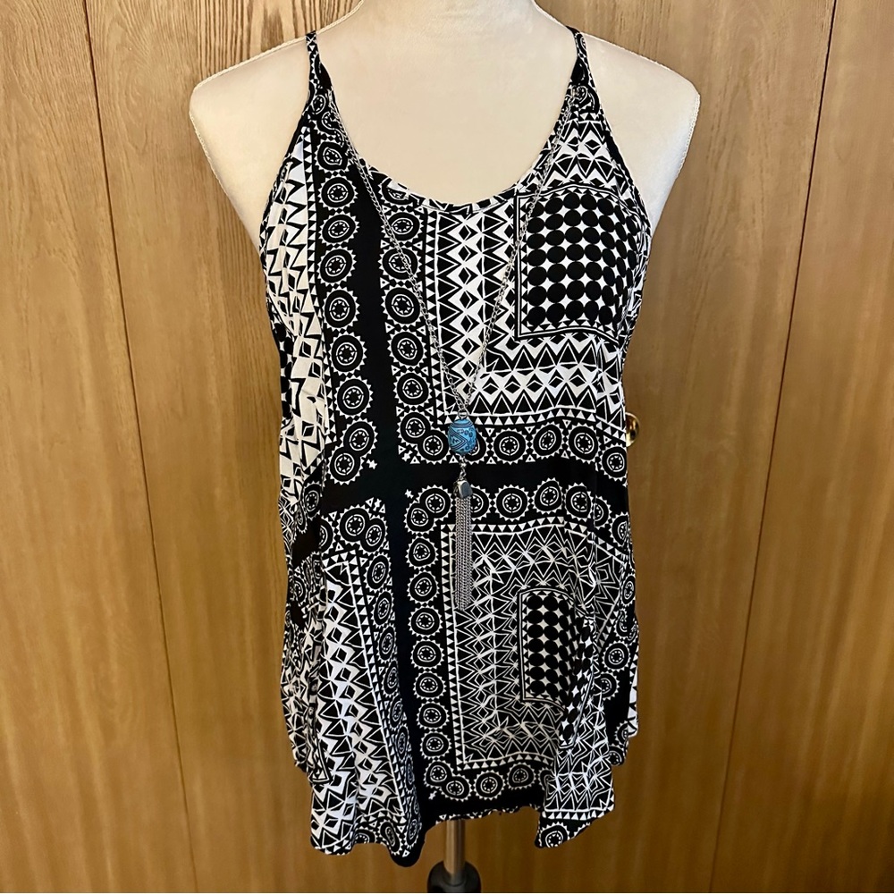 Junior’s BCX Black & White Tank with Necklace, EUC, L